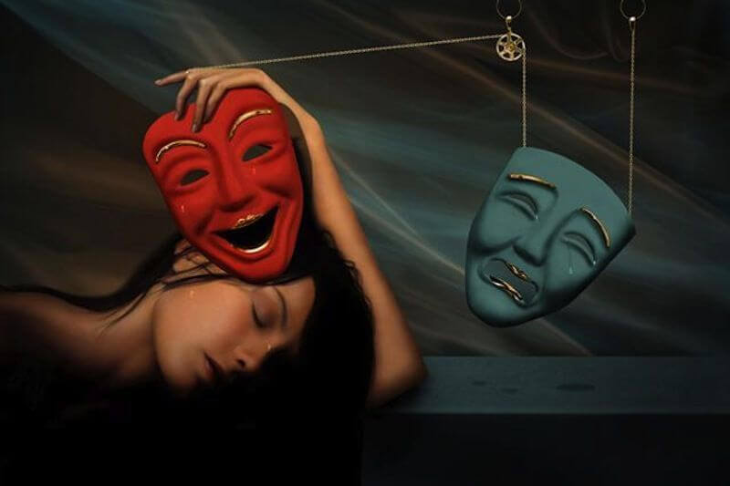 Mujer-con-dos-máscaras
